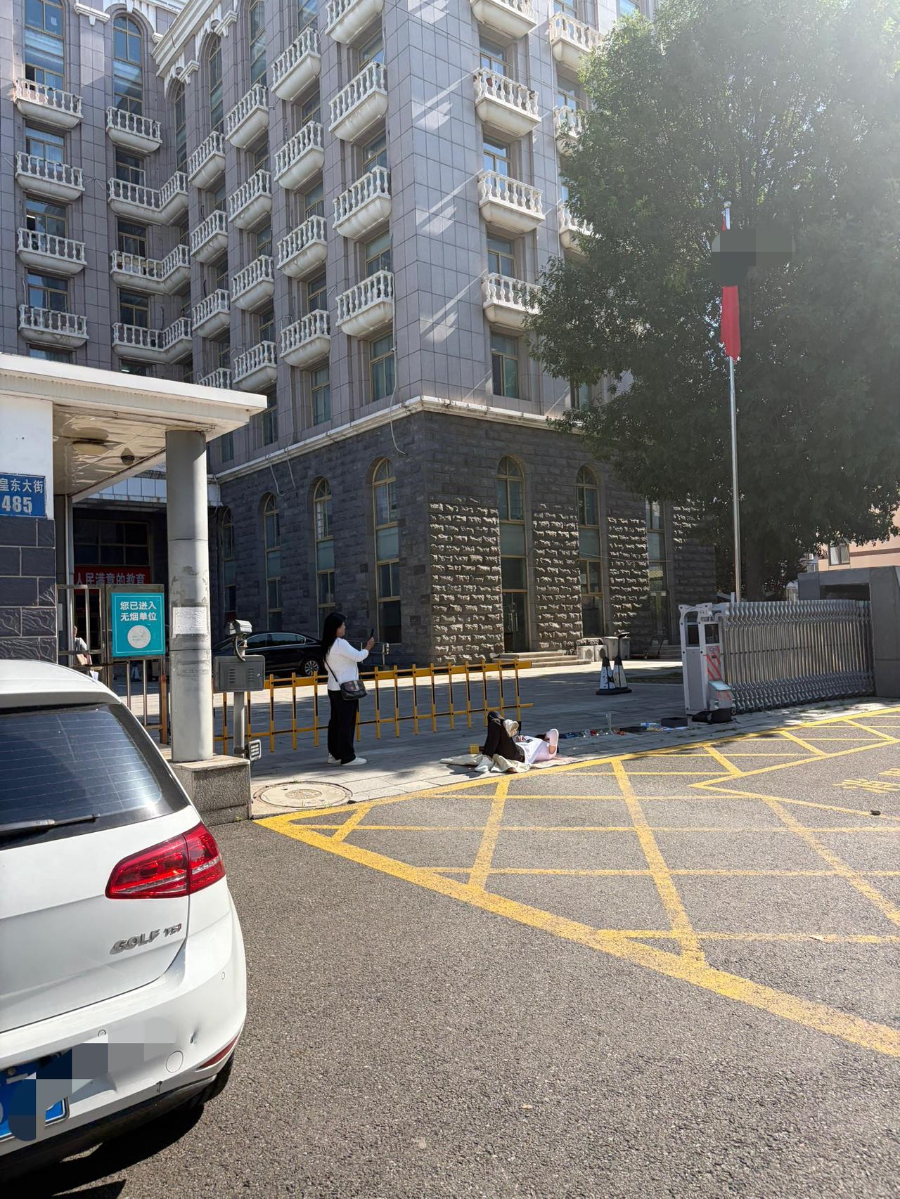 有事好商量，
乘凉也别躺人家门口啊
这多难看也难堪😅