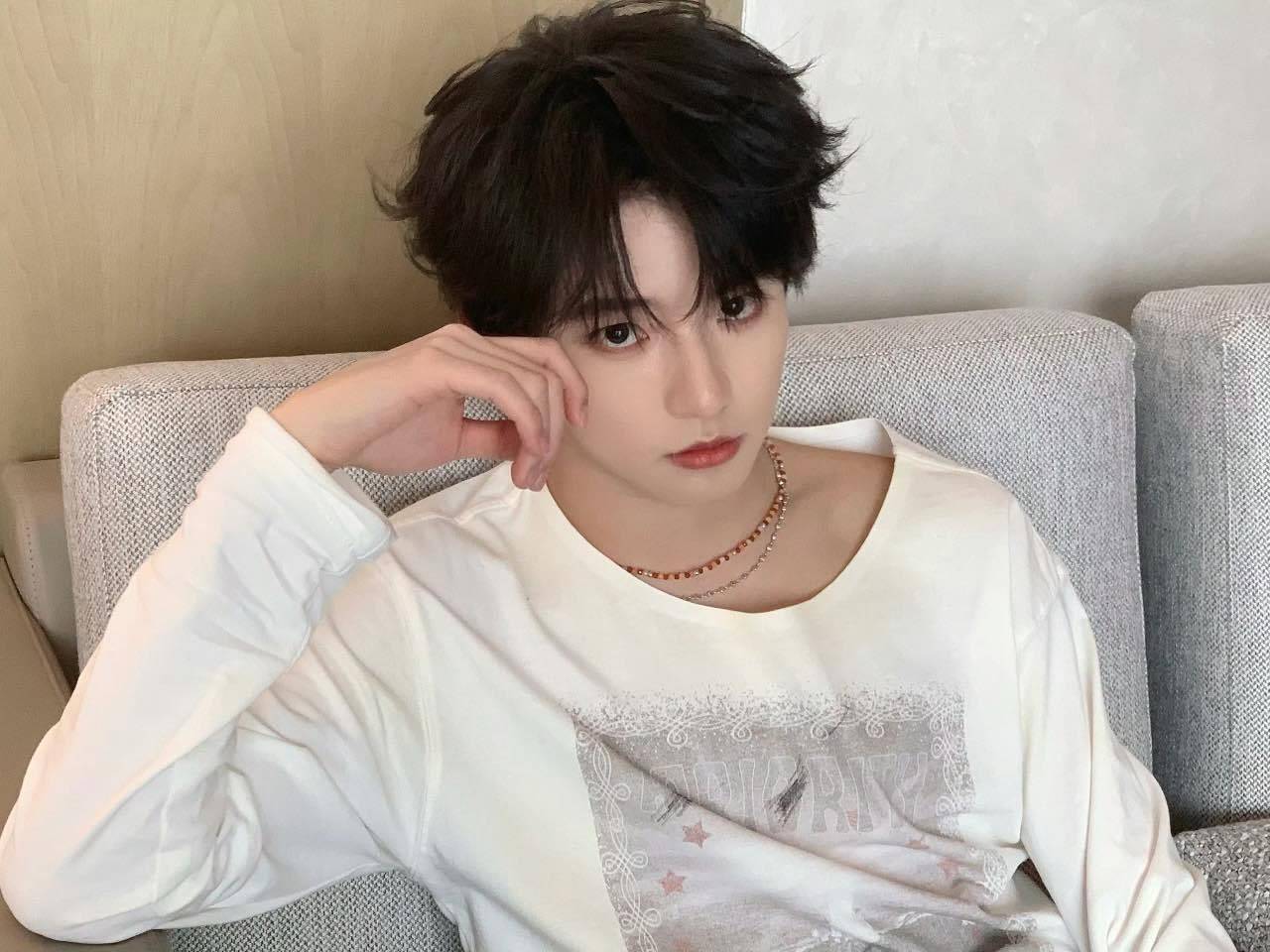 娱乐穆祉丞情人节营业穆祉丞露锁骨 沉迷于阿玛特拉斯 