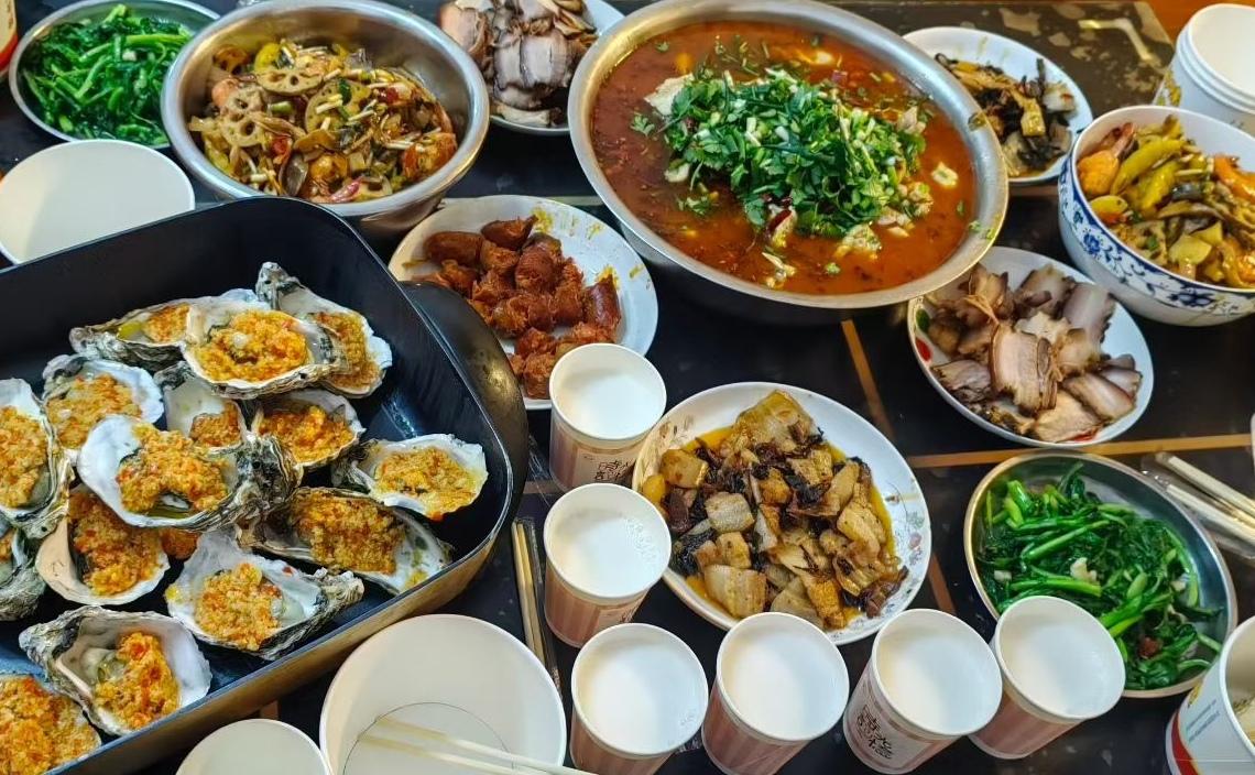 冬日生活打卡季冬天的周末备一桌美食，约三五好友一起分享也是快乐的！