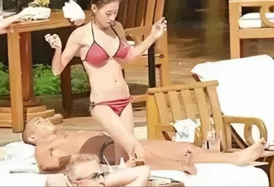2003年，陈小春张柏芝两人同游曼谷，张柏芝穿着比基尼，看着陈小春，主动说要给他