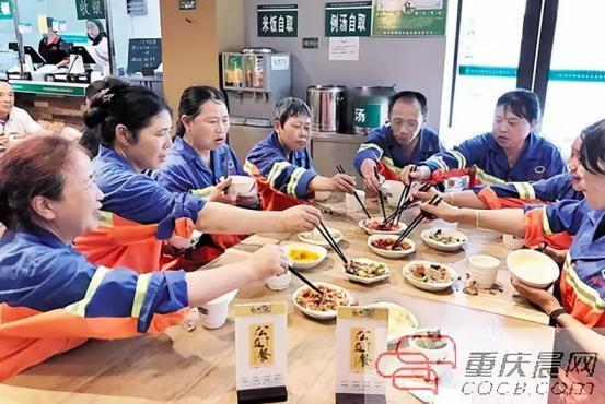 “免费的不行，必须收钱！”重庆一家餐馆给环卫工免费提供午餐，两荤两素，米饭不限量