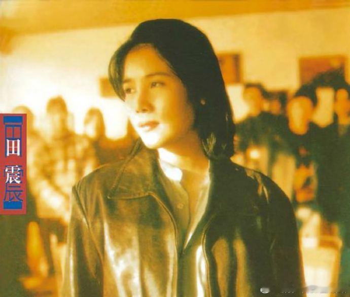 率性洒脱的田震太懂歌迷心！巡演主题“玩儿个痛快”贴合本色，经典曲目全新改编焕活力