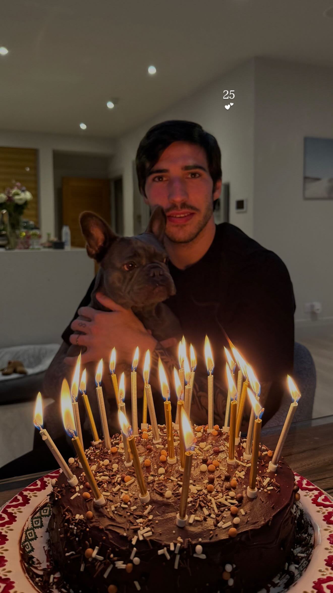 【哈哈哈🎂】 英超 桑德罗·托纳利🇮🇹25岁生日，真点了25根生日蜡烛！！