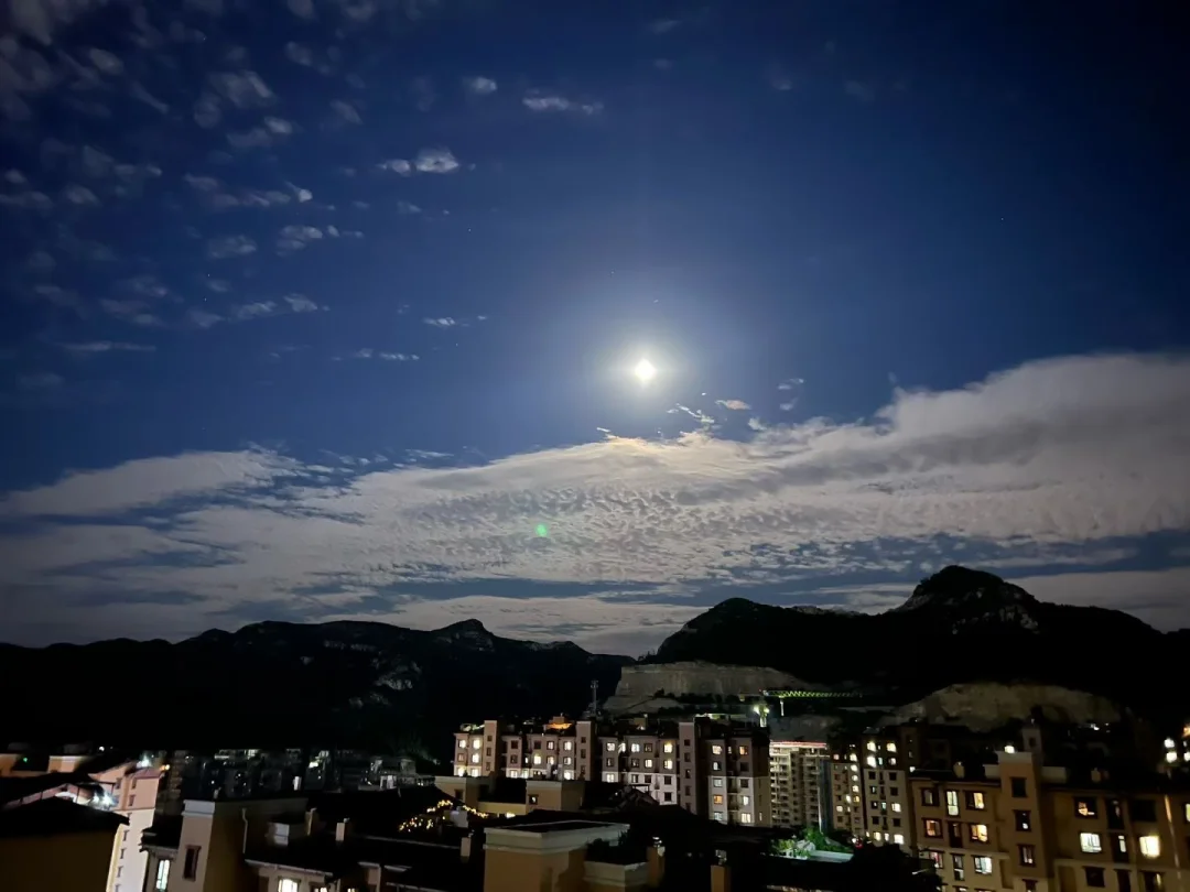 在大多数时候，一个人是不太容易走到绝路的，但却会有“绝境"的体验。在那...