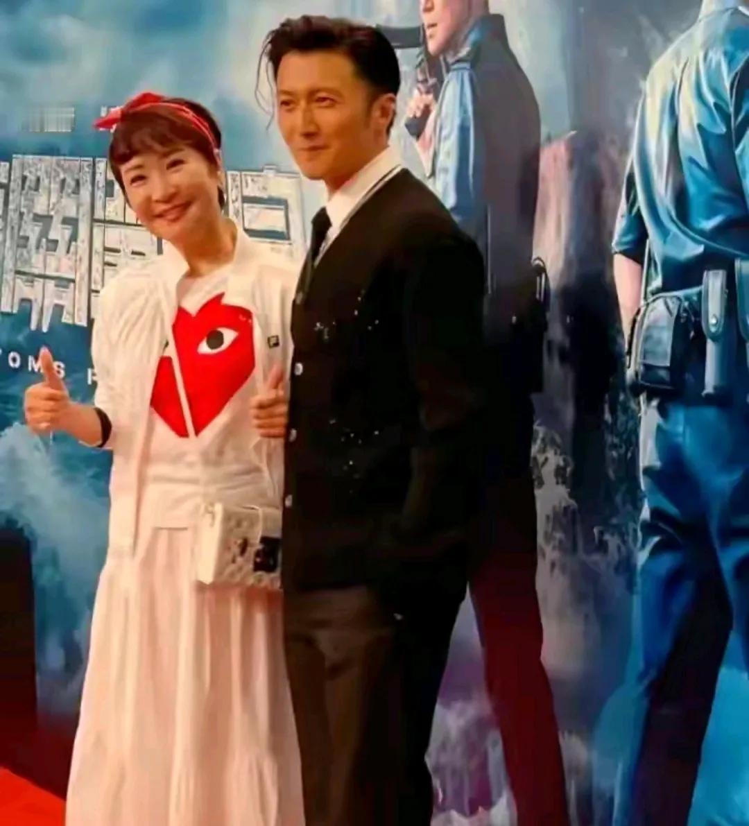 谢霆锋
与妈妈同框
难得一见
妈妈年轻漂亮
谢霆锋依旧帅气有魅力
这是甜蜜的养眼