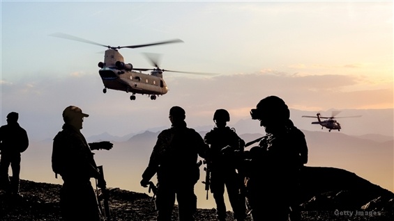 据近日俄罗斯RT报道，美媒称特朗普正考虑向伊朗派遣数千名美军，方案包括在港口或岛