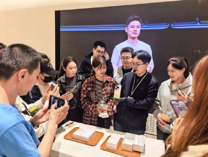 华为 Pura90 系列开售爆单 救命！这波华为 Pura90 的热度真的给我看