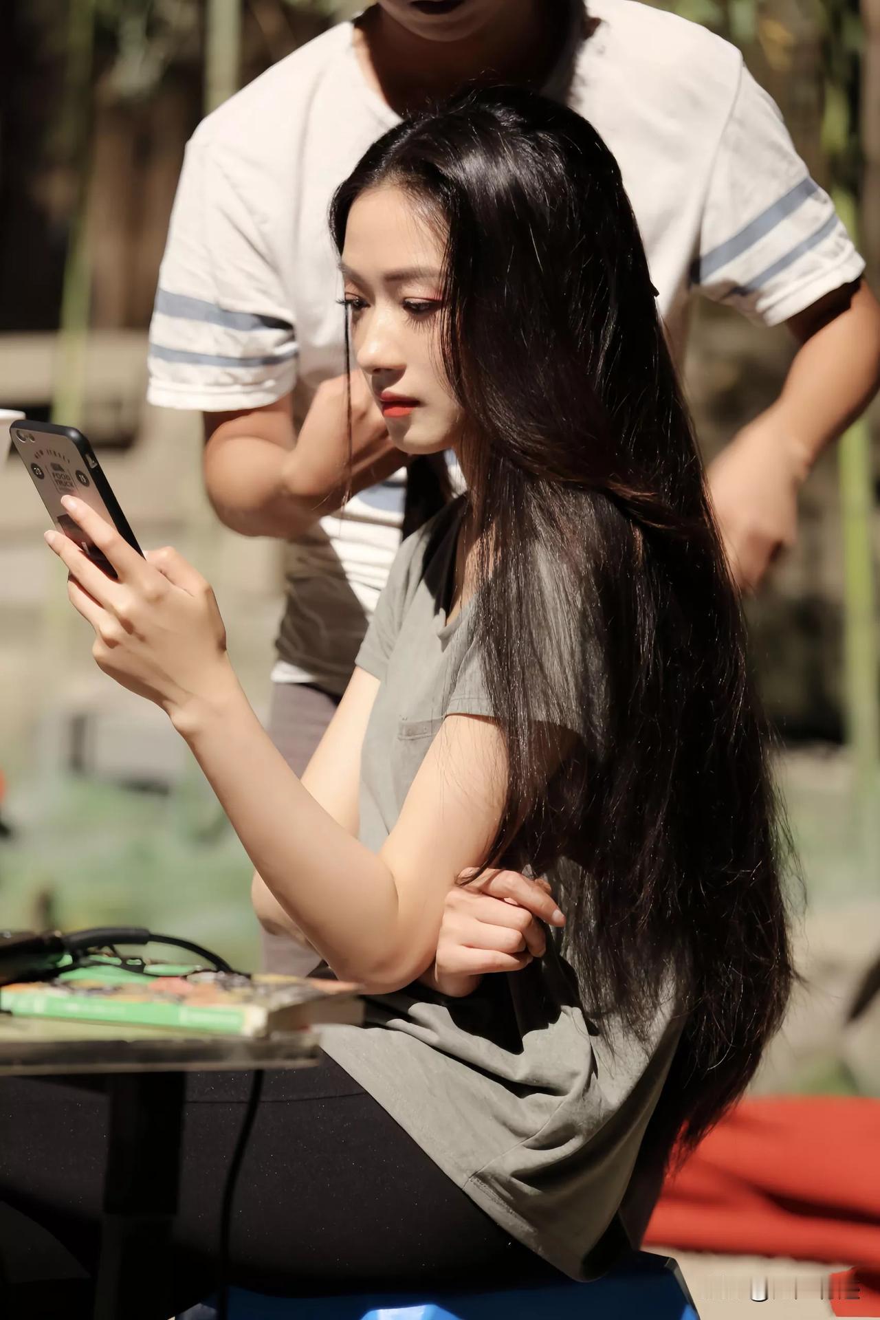 一直觉得女演员万茜，长得很普通，但是看到这张照片，却给惊住，甚至怀疑不是她，确认