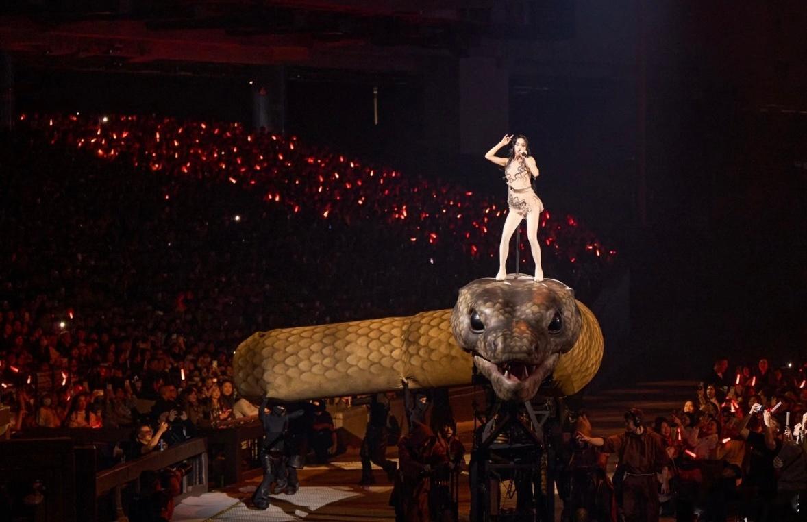 蔡依林踩蛇出场 这个女人真的神了 👸 