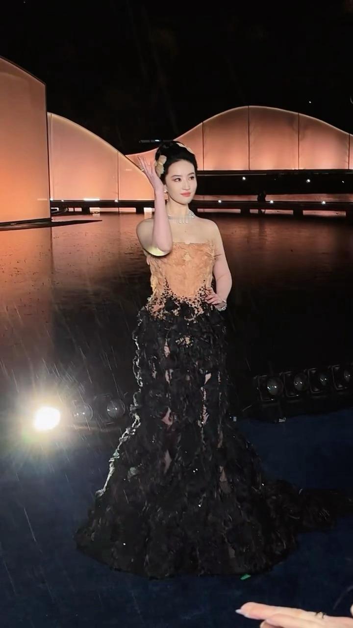 芭比波朗底妆真不错刘亦菲顶着大雨也没有脱妆你有这么权威的代言人进入芭比波朗还是在