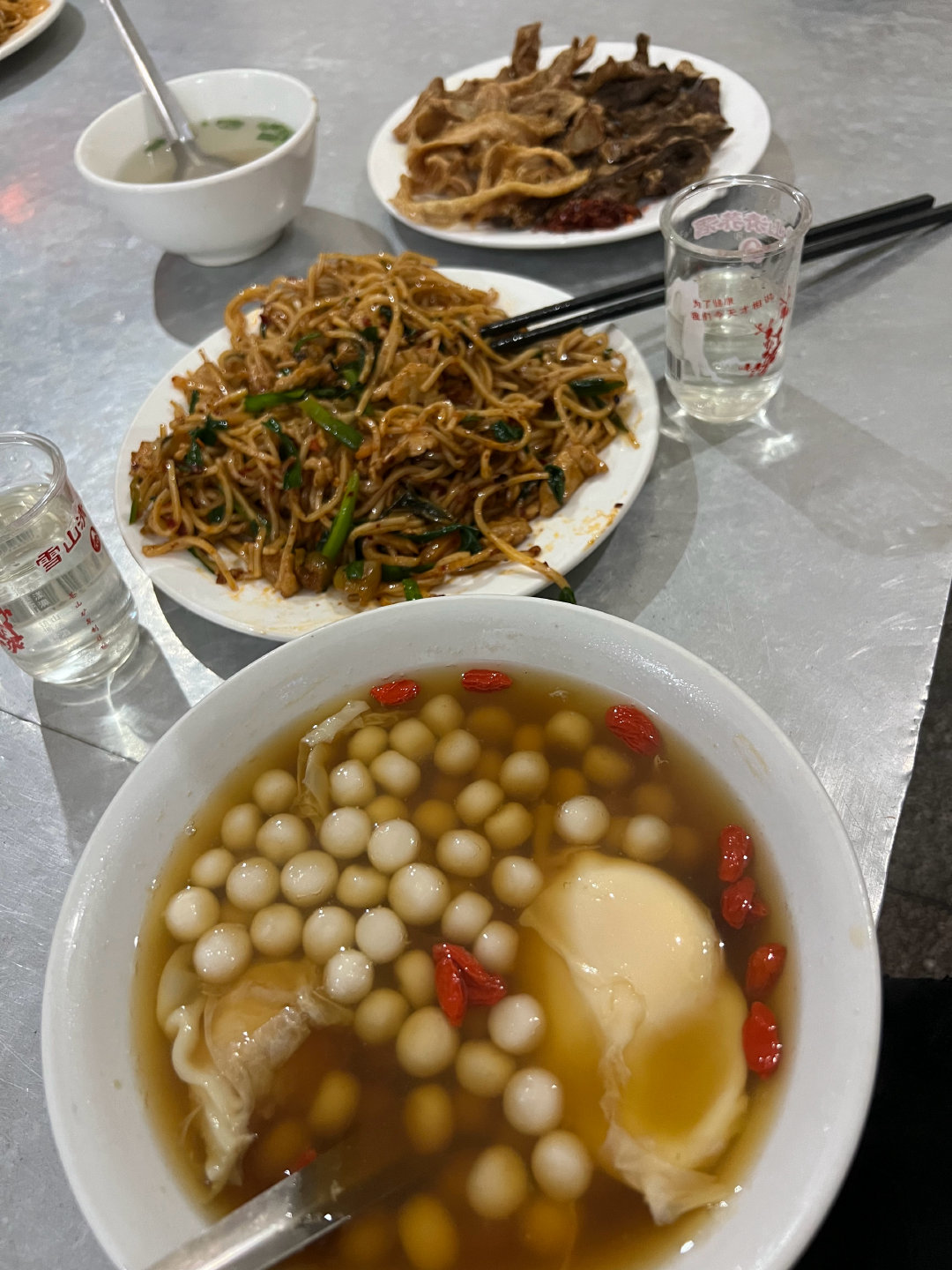 真正的饮者就着炒饵丝和红糖鸡蛋也能喝三两 ​​​