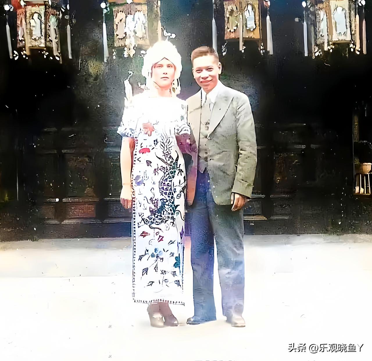 一九三七年，在奉化溪口蒋家祖宅的蒋经国和他的妻子蒋方良。这绝非演戏，也而非电视里