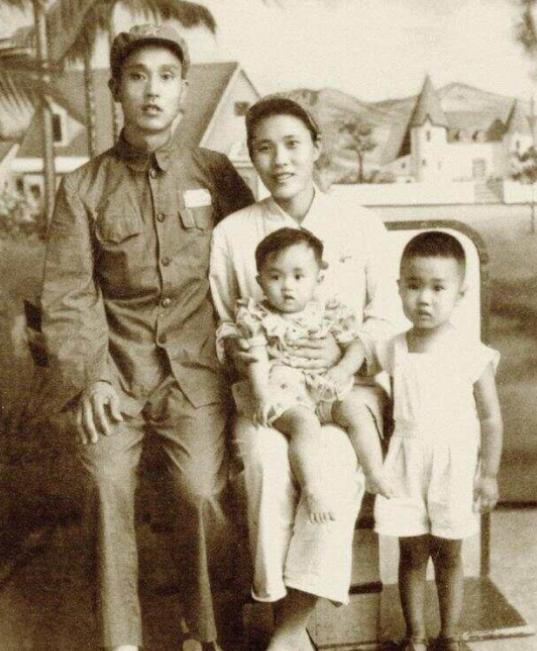 1947年，一个师长结婚了。

许世友亲自撮合，整个营地都来祝贺，新娘19岁，漂