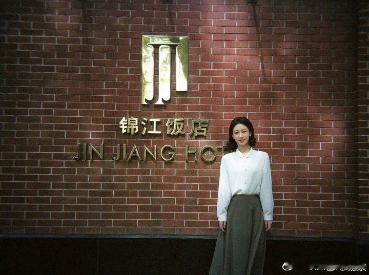 杨紫开着摩托就来了杨紫开着摩托就来了[傻笑]杨紫韩东君玩六两梗杨紫家业收视率