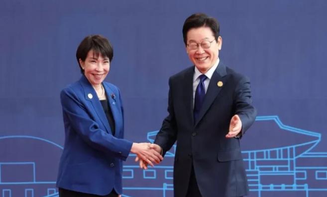 两分钟，结束了。日本首相访韩，全程比一首歌还短，韩国愣是把一次国事访问开成了例行