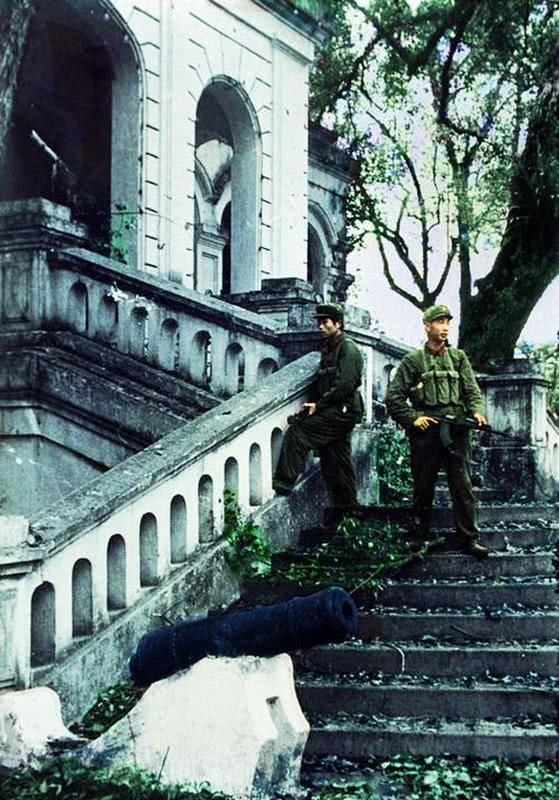 师不顺路，医不叩门，法不轻传，道不贱卖，卦不空出，命不白送。援助不能自己缺先给，