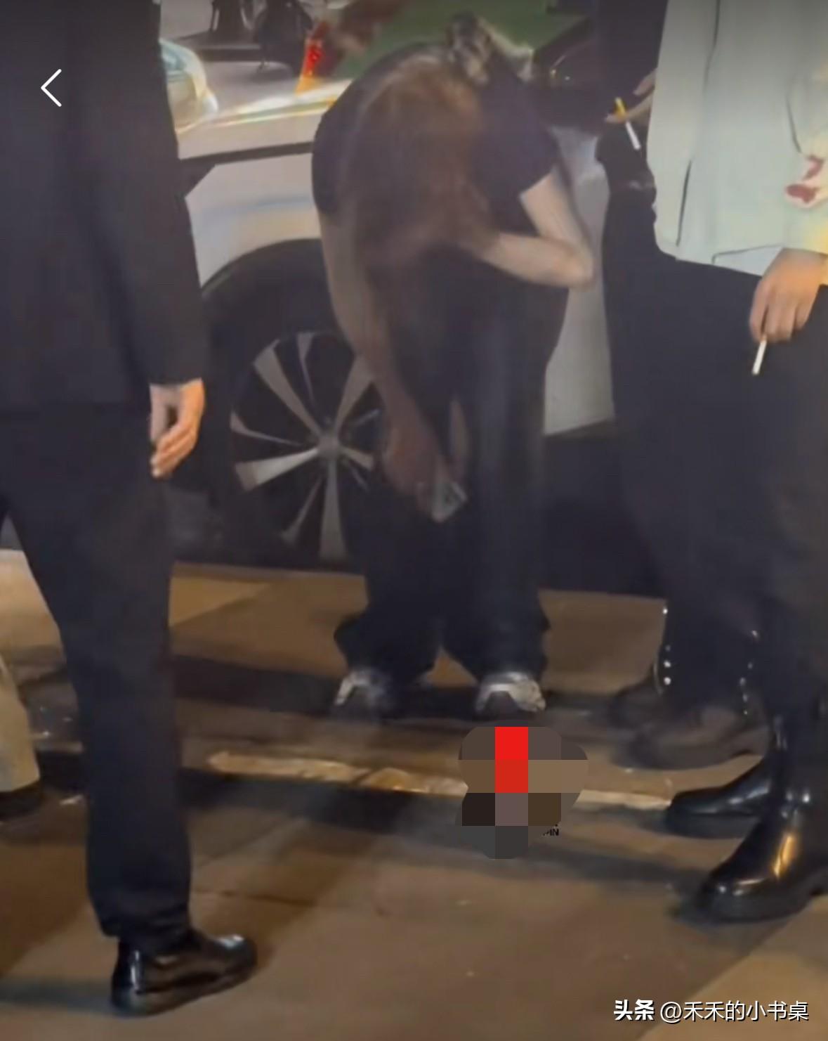 女子用老公的钱点男模，被现场抓住！
女子被老公打的难看都是血，女子当场报警。
这