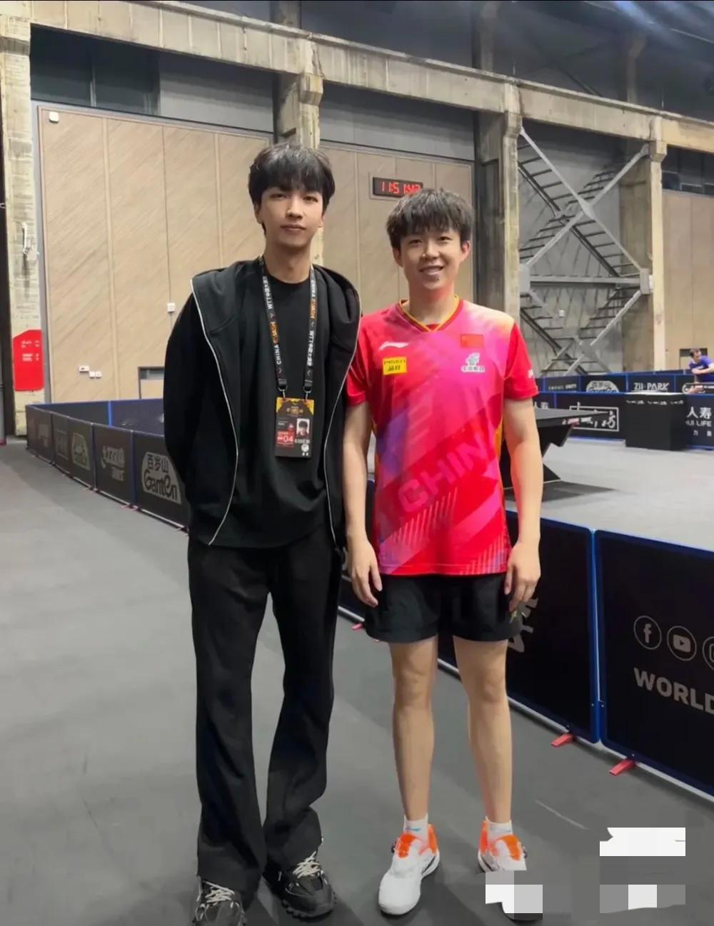 肖指的亲儿子和肖指的钦儿
两个儿子看起来都很赏心悦目呀
之前楚钦看起来duang