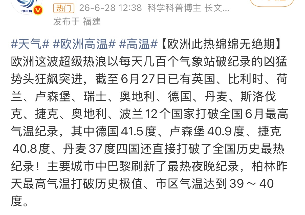 友友们做好心理准备吧，贺峻霖试图用插兜和萌萌袖掩盖被晒红的手背🥲.贺峻霖拎着爱