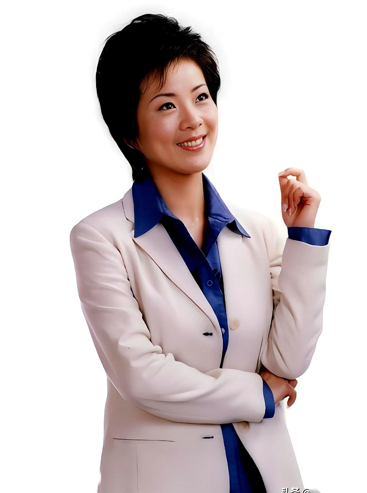 “非科班出身”，这五个字放今天，连大厂的简历初筛都过不去吧？
更别提去当上海电视