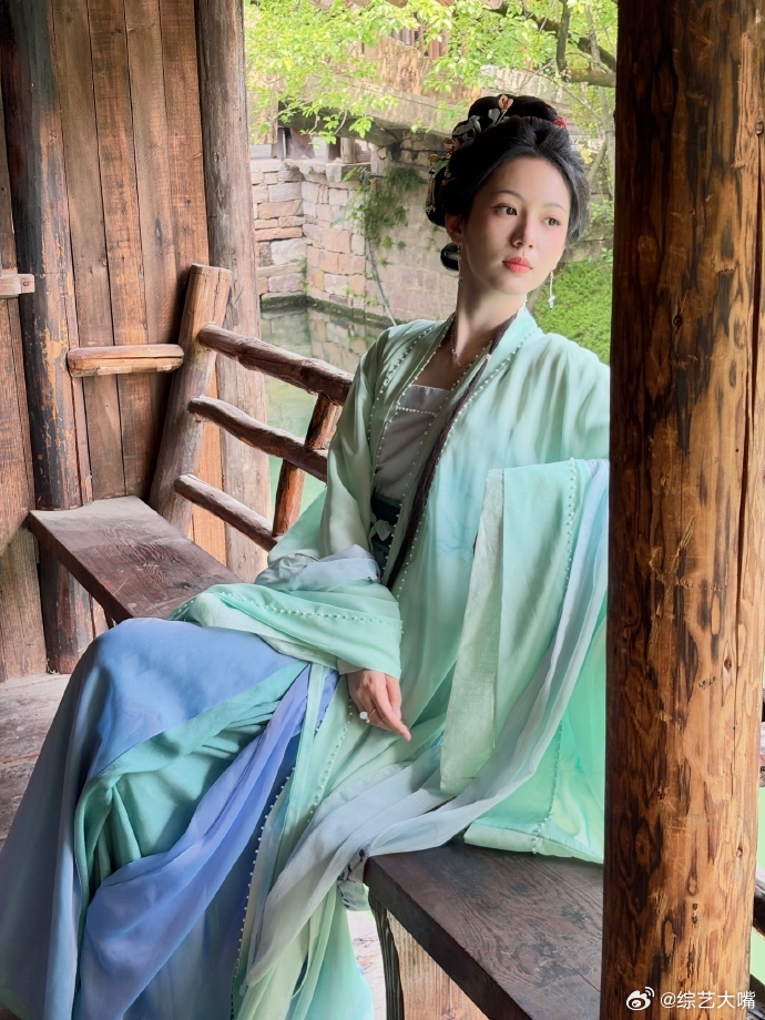 周也晒谢清圆江南live图周也的谢清圆江南live图来了，一身清浅绿衫搭配精巧古