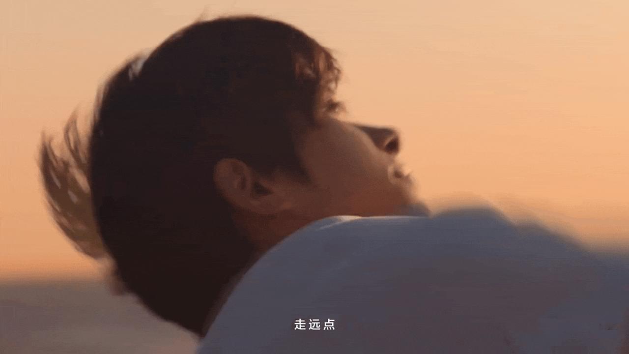 易烊千玺海边度假松弛感易烊千玺橘子海边度假易烊千玺身着清爽衬衫静立海边，橘子海落