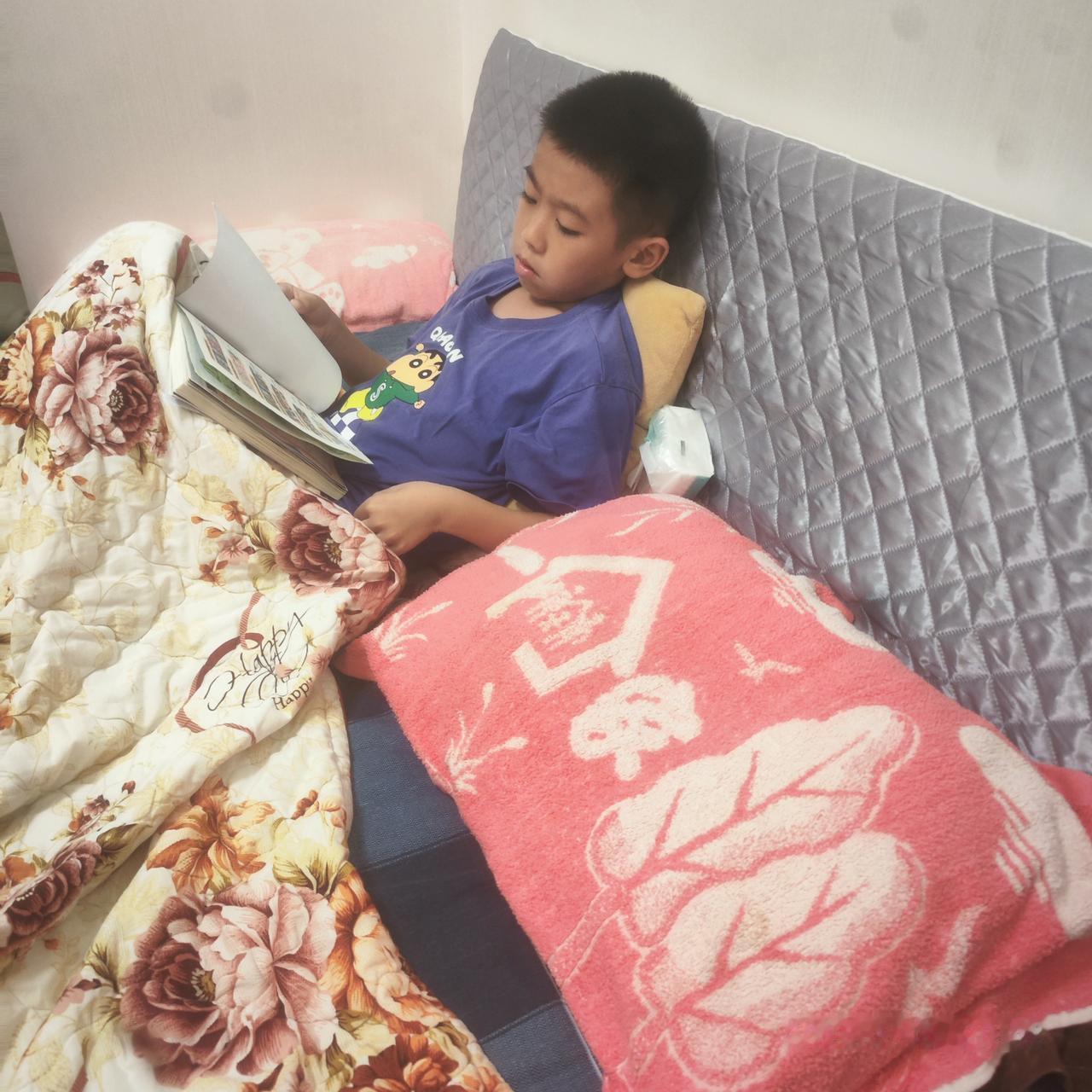 问孙子晚上为啥要和爷爷睡觉?孙子说:爷爷对我好。
童言无忌。当爷爷的要和孙子交朋