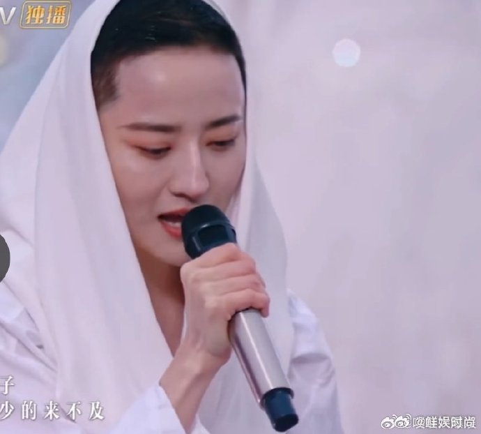 蒋一侨[超话]蒋一侨短发蒋一侨这短发造型在舞台上简直无敌了！不仅辨识度拉满，魅力