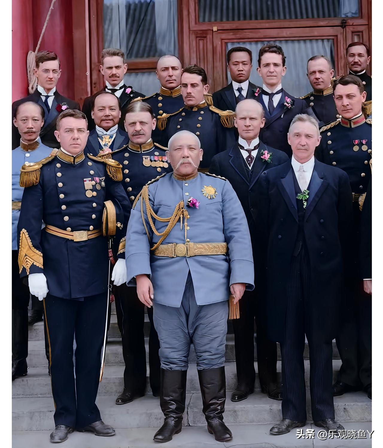 一九一三年十月，在北京就任正式大总统的袁世凯。这绝不是演戏，也绝不是影视剧中的演