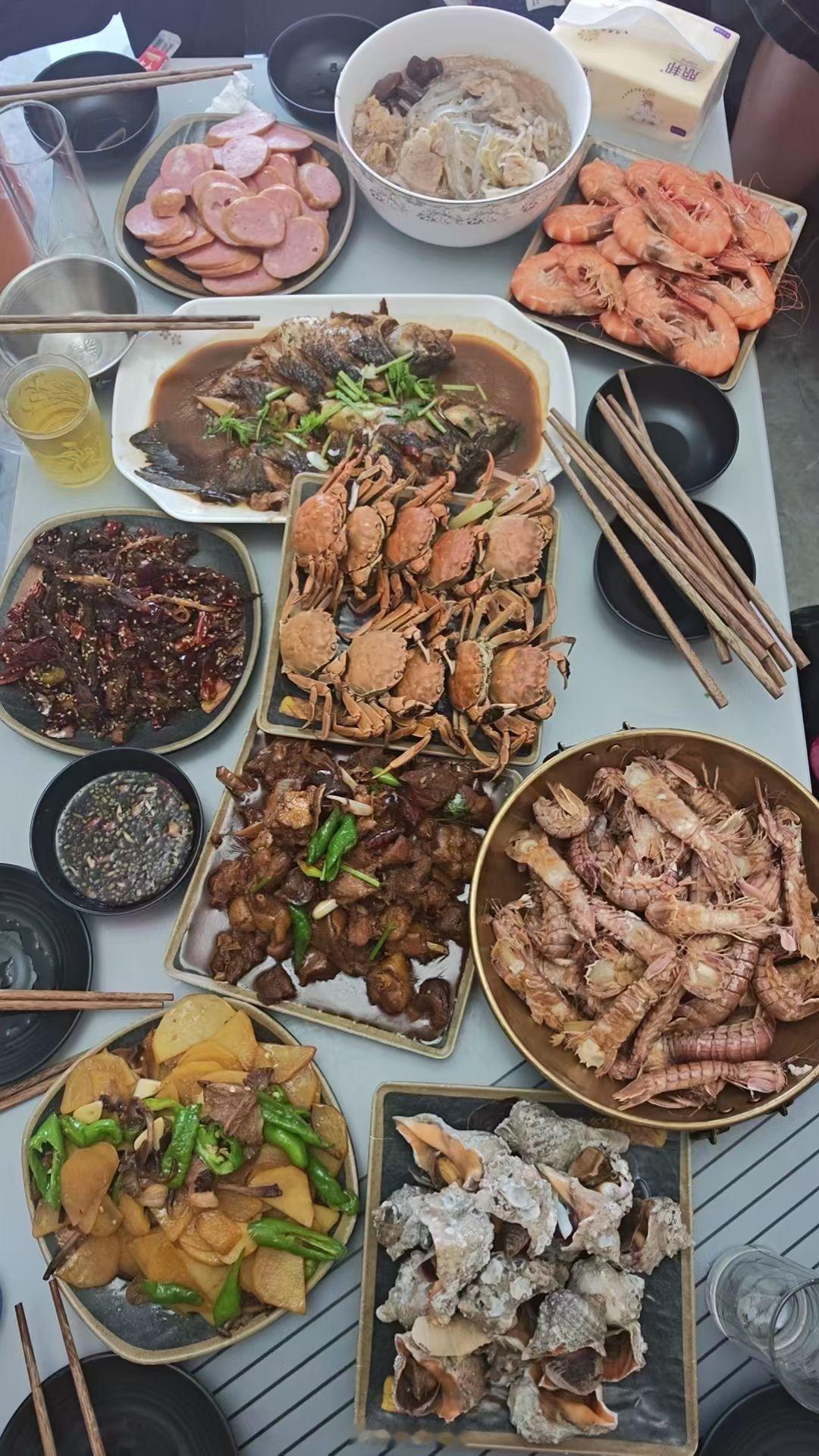 一桌热气腾腾的家宴，海鲜荤素齐全，满满人间烟火，团圆相聚最是珍贵。e路同心寻美清