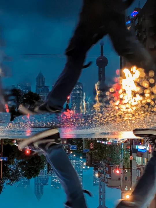 国内很难有其他城市，和阴雨天的上海媲美吧