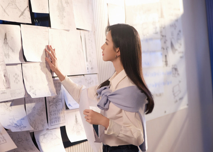 河南春晚有两个陈都灵 绝了！河南春晚安排了两个陈都灵同框，图书馆里递书的瞬间，温