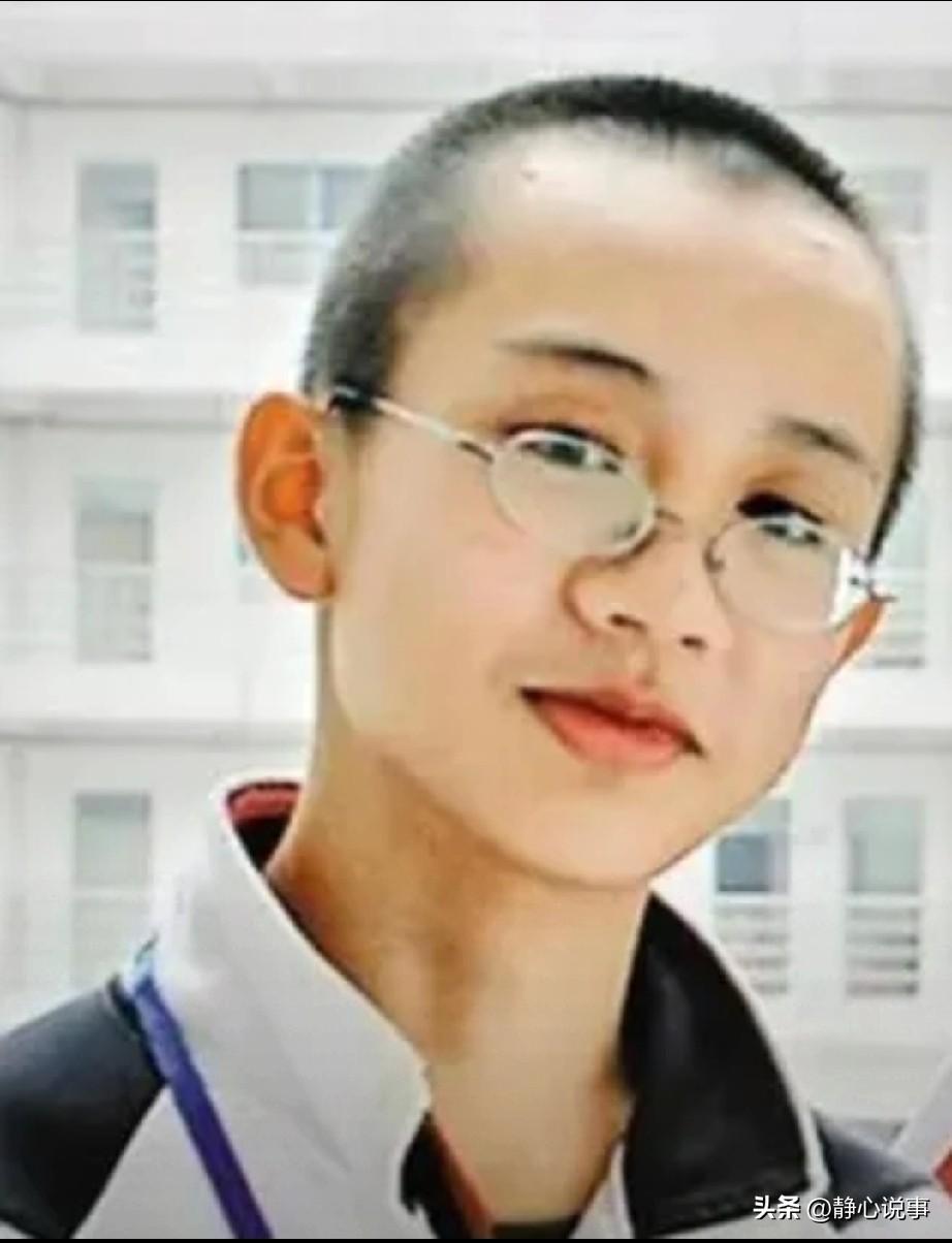 1996年，曹原生于成都，11岁入读深圳实验学校超常班，14岁以669分考入中科