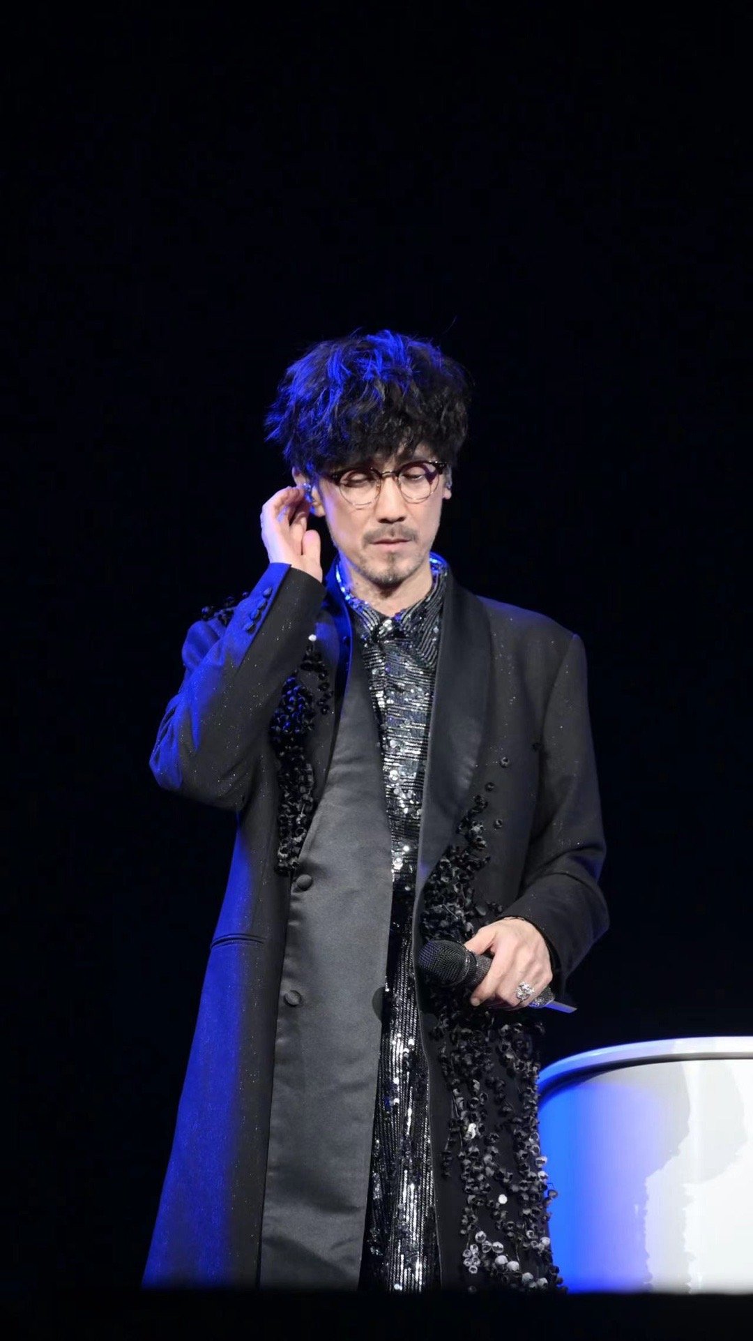 周传雄萧敬腾合唱寂寞沙洲冷  在这之前也没人说周传雄郑州演唱会的惊喜嘉宾竟然是萧