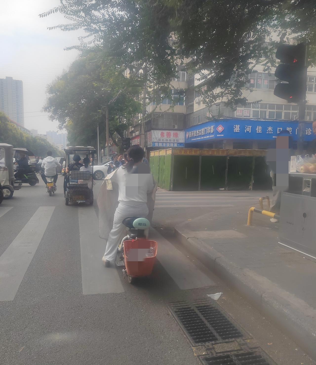 抢什么、修的啥？
这个抢修的围挡，依然还在，从开始围起来到现在，应该有一个月了。