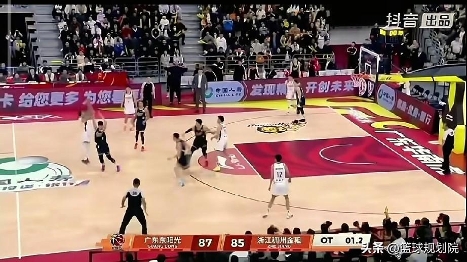 广东男篮要不找个大师算算吧，点太背了吧！

随着北京队刚刚三分绝杀广东，一个记录