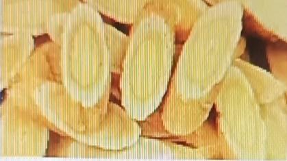 黄芪泡水是个养生好法子。选黄芪时，要挑色泽金黄、表面光滑、无霉变虫蛀的，切片的更