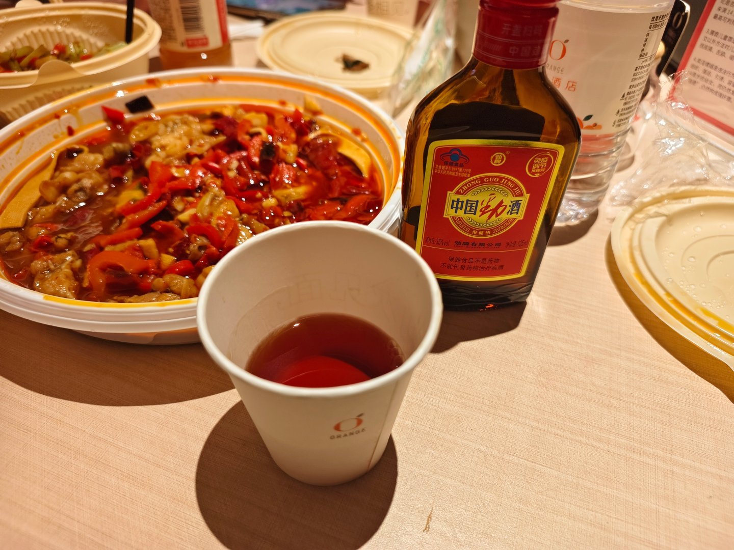 喝中国劲酒，打亲朋好友？ 