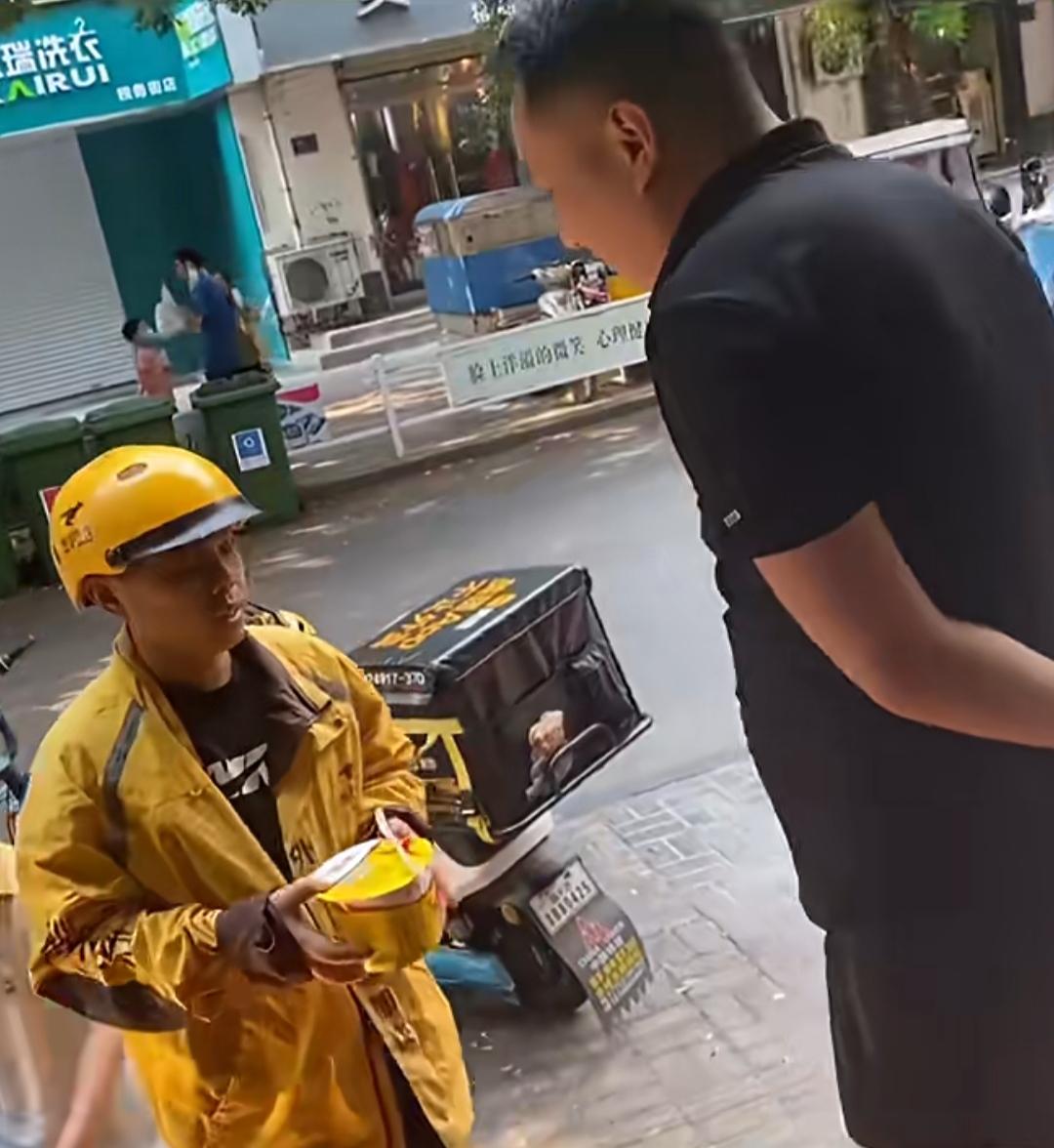 一碗泡面的生日，一份善意暖人心。街头一幕戳中无数网友内心。一名外卖小哥带着孩子停