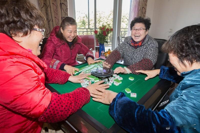 女人的婚姻靠谁养老真是个现实问题。靠老公？未必靠谱。我有个同学，婚后一直被老公养