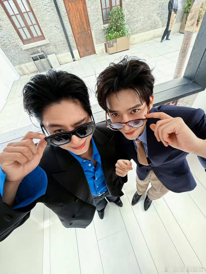 怪好的两位帅哥朴宝剑探班王安宇了朴宝剑和王安宇海报自拍