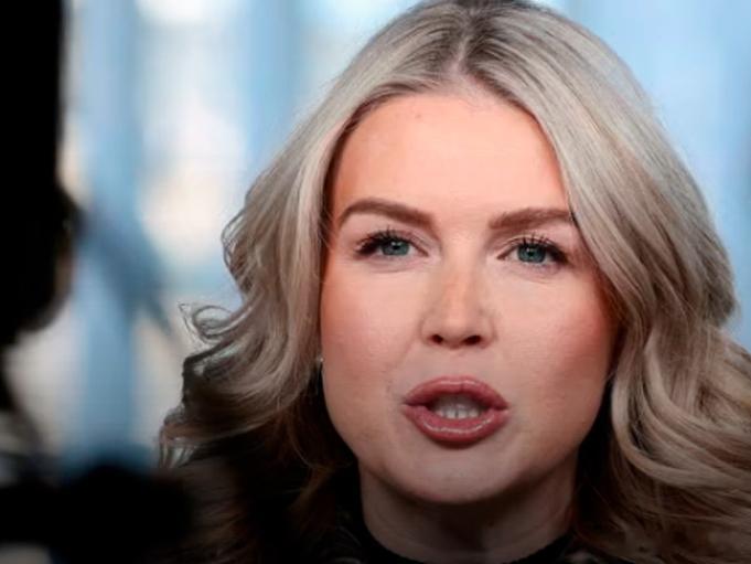 当美反恐中心主任辞职后，白宫发言人赶紧发帖反驳，其中一句是：“三军统帅决定什么是