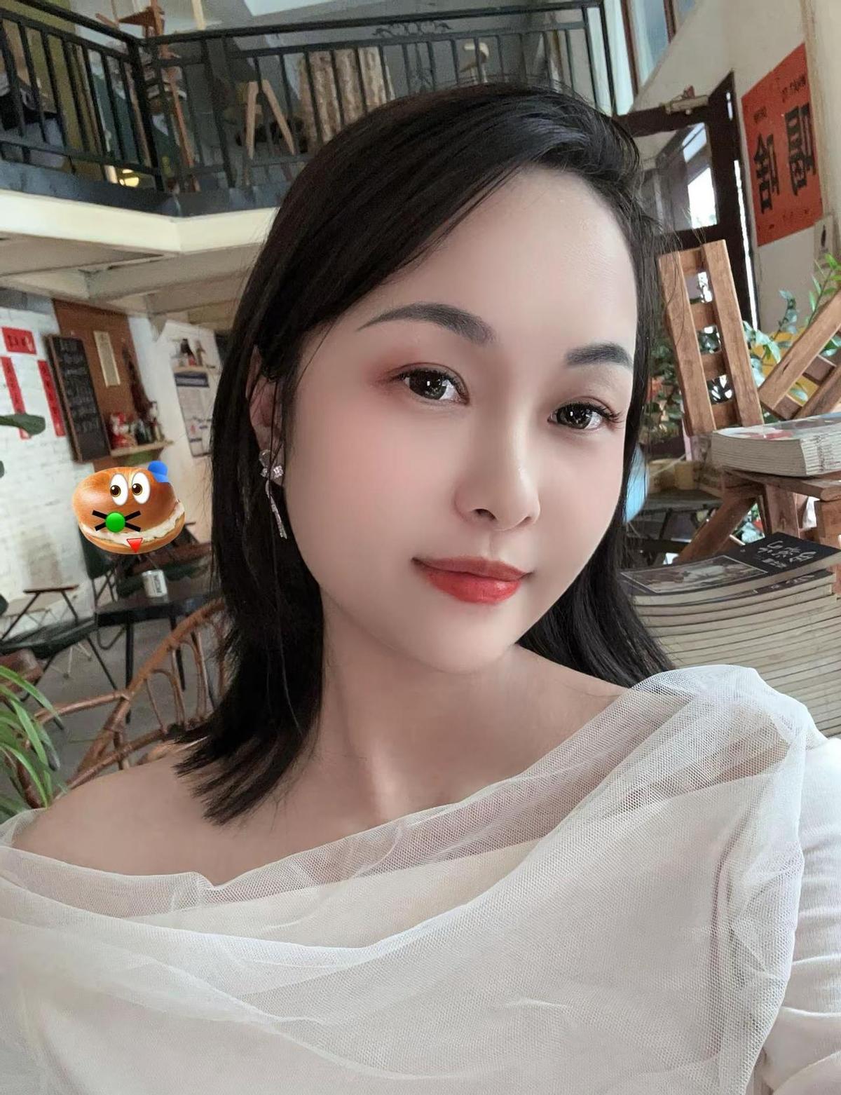 产后31天，俩娃闹腾，她端着咖啡蹲在阳台，没说话，但眼神松了。
不是矫情，是人得