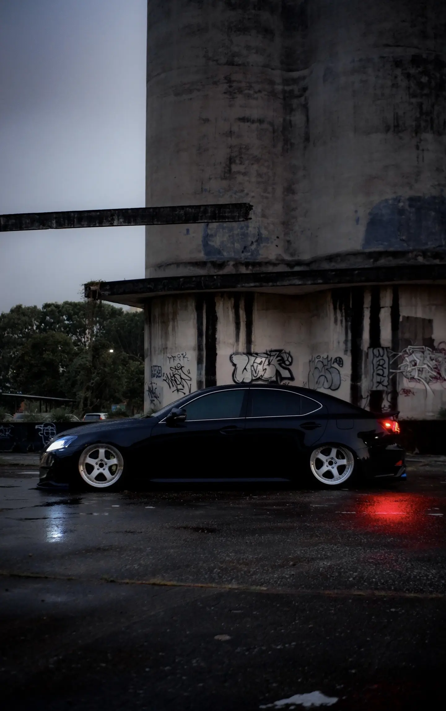 陷入这雨天的氛围中