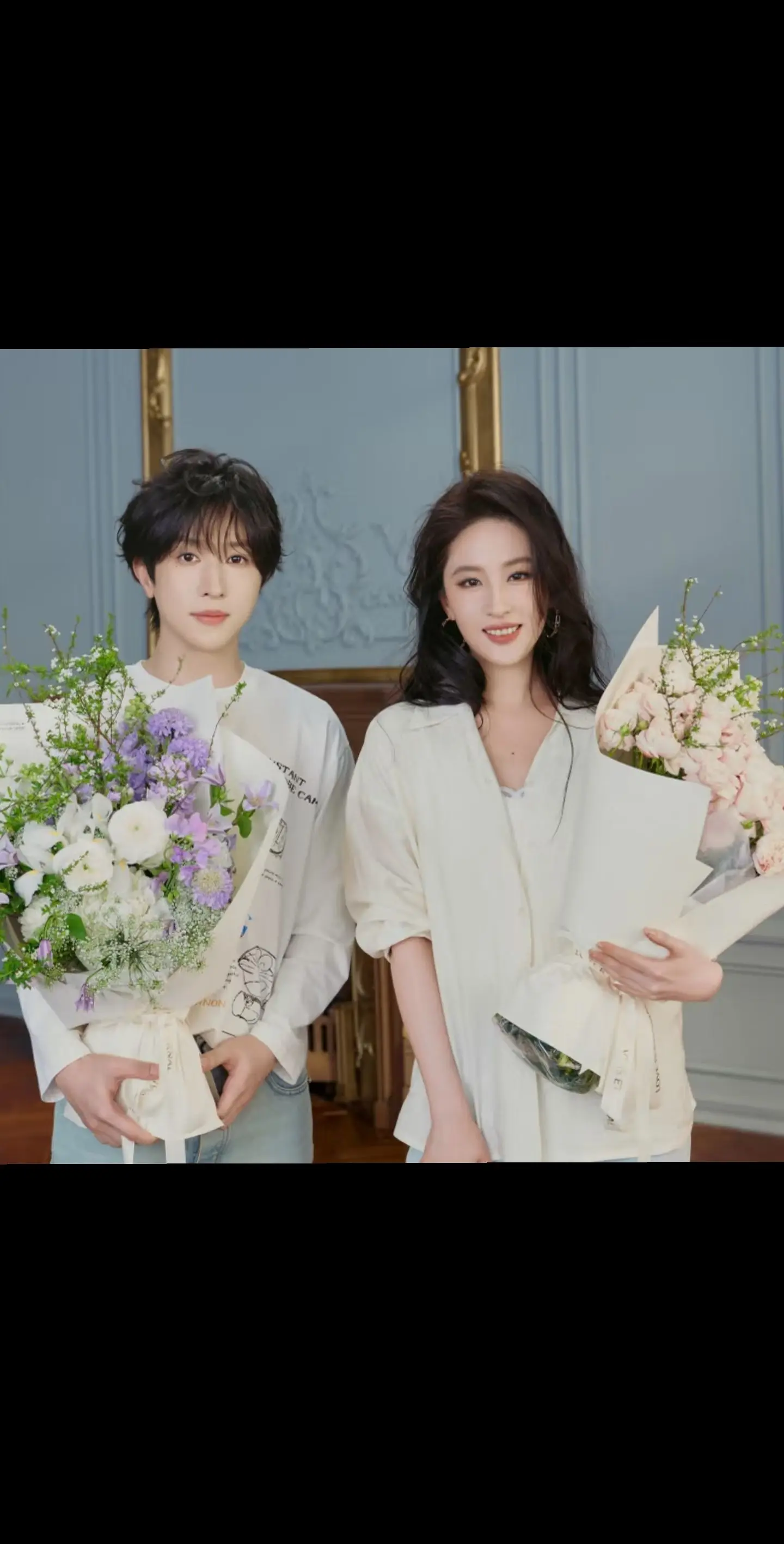 我怀疑这小子有私心，怎么合照拍的跟结婚照。