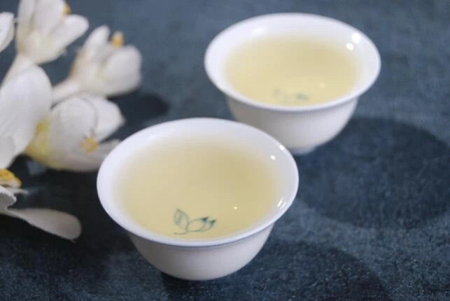 烦恼的根源都在自己生气，是因为你不够大度；郁闷，是因为你不够豁达；焦虑，是因为你
