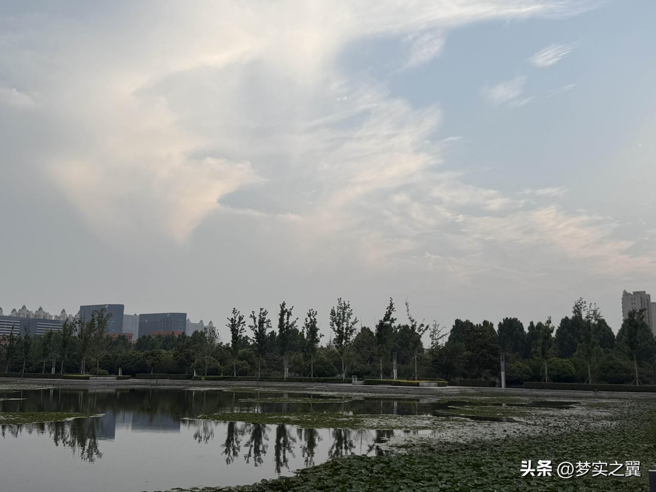 【小对联】
上：……？
下：江畔湖乡。
