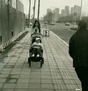 一男一女演双簧，想要骗走孩子，没想到，孩子妈妈临危不乱，既没有去撵抢走手机的男子