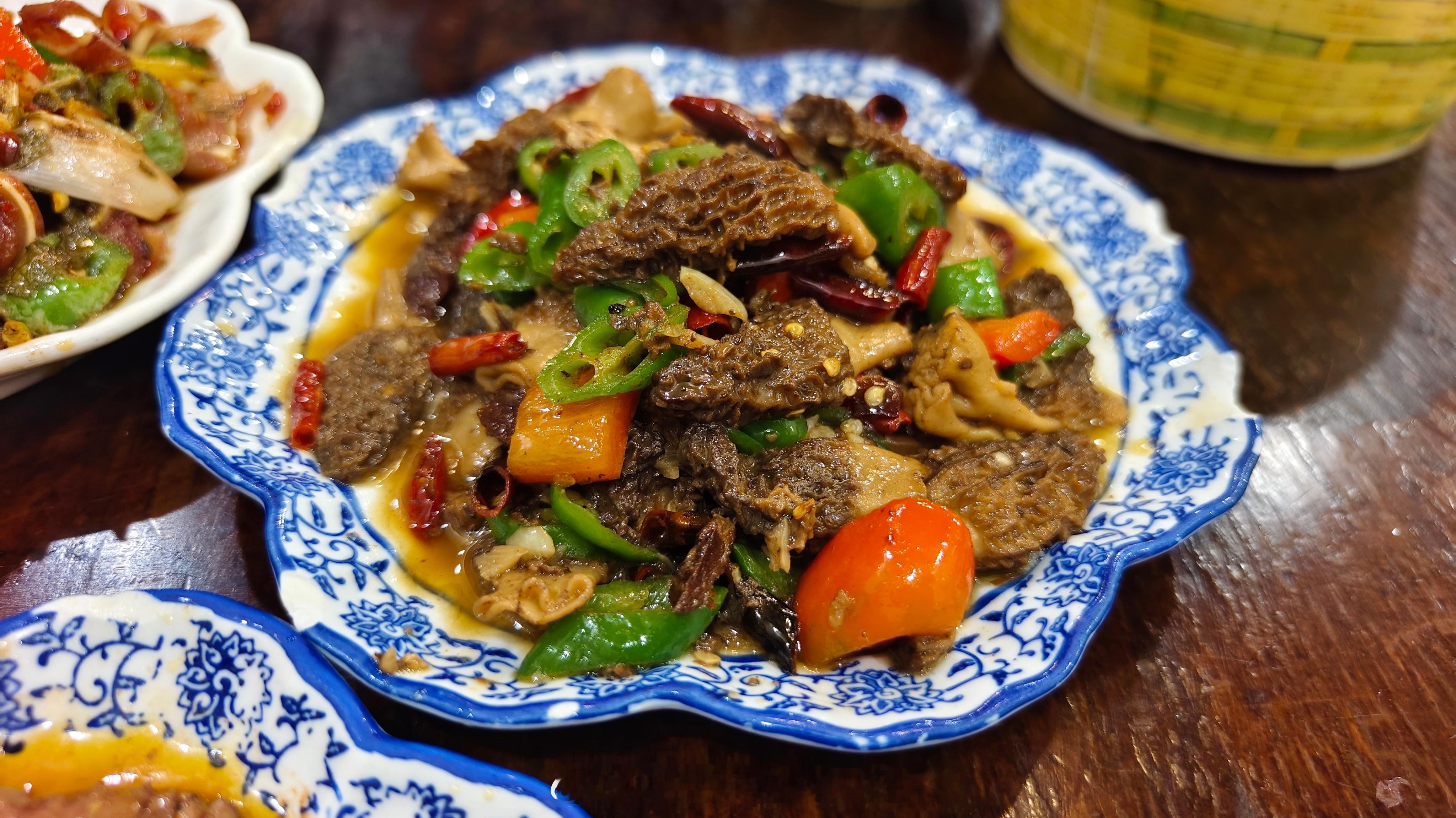 贾国龙让罗永浩道歉赔偿 这四盘菜，我们等了半个小时，厨房四个阿姨在两个灶眼面前来