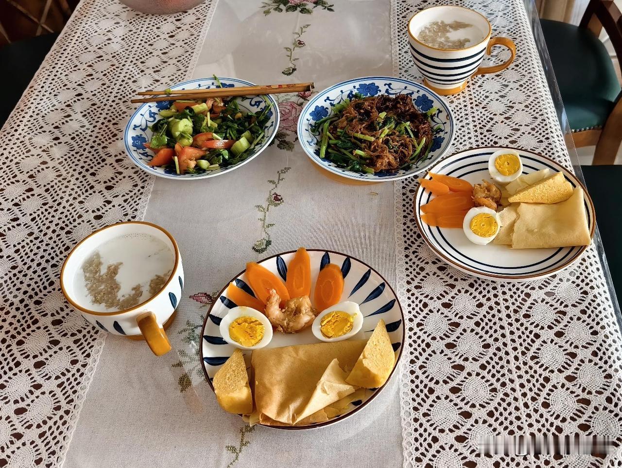 今天早餐。
两个菜，芝麻菜拌黄瓜西红柿。哈尔滨的芝麻菜味道很浓，收拾菜的时候就闻